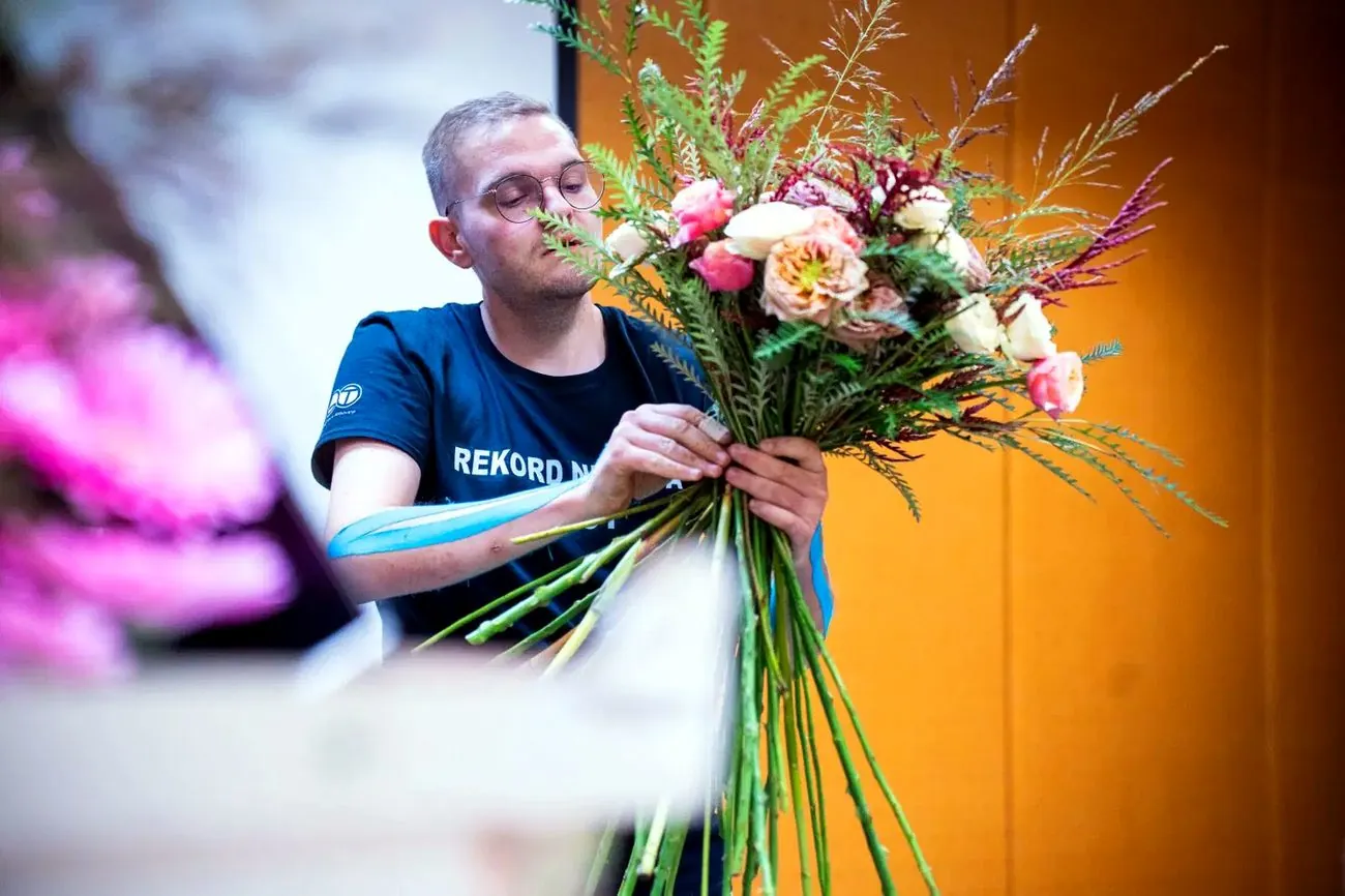 Žan izdeluje šopek med rekordom